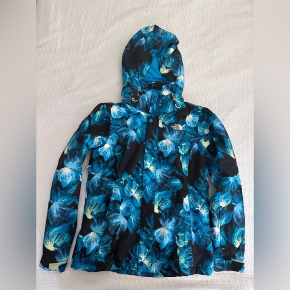 This The North Face jacket is great condition, and will keep you dry and warm! - Picture 2 of 4